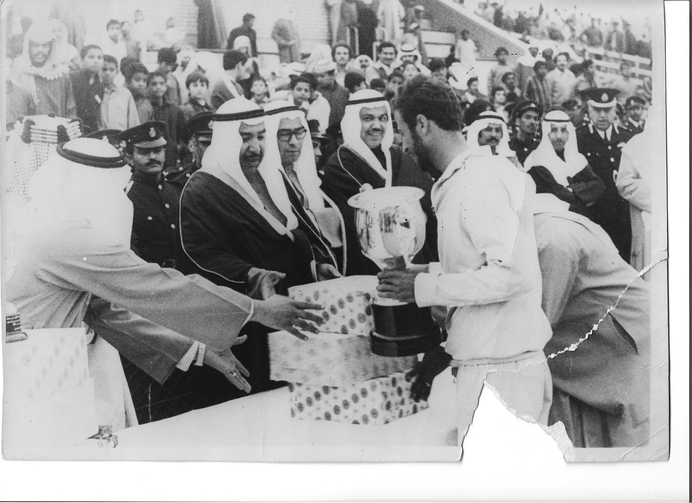 صورة ألمهندس خطاب عمر أبوأصبع ألسالم ألصقر فى بطولة سباق ألدراجات ألهوائية عام 1976 بطولة فلسطين والكويت